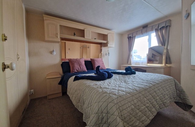 2 Bed Caravan - Sleeps 6 - Pets - Pool - Parking