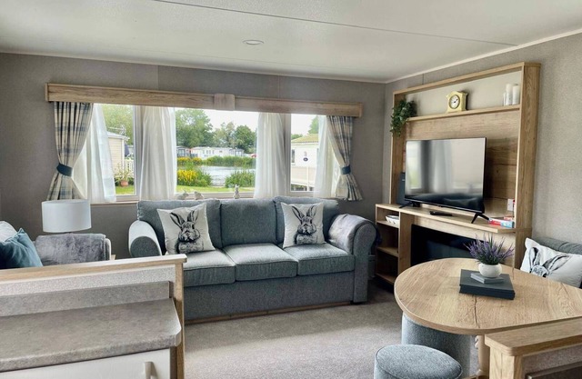 2 Bed Caravan - Sleeps 5, Free Parking, Wifi