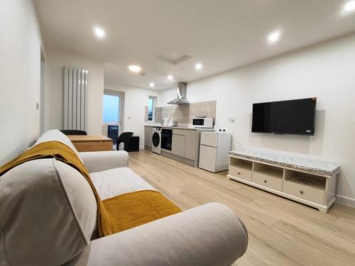 2 Bed Chippenham House with Parking