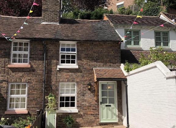 2 Bed Cottage - Sleeps 4 - Parking - Wifi