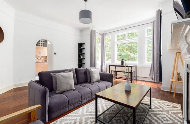 2 Bed Flat near Chiswick Park