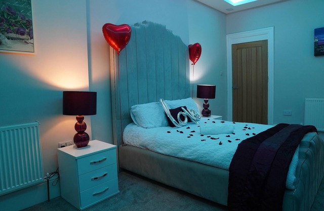 2 Bed Flat - Sleeps 4 - Jacuzzi Bath - Parking