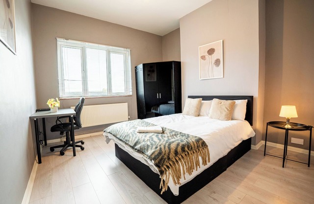 2 Bed Flat - Sleeps 6 - Parking - Wifi