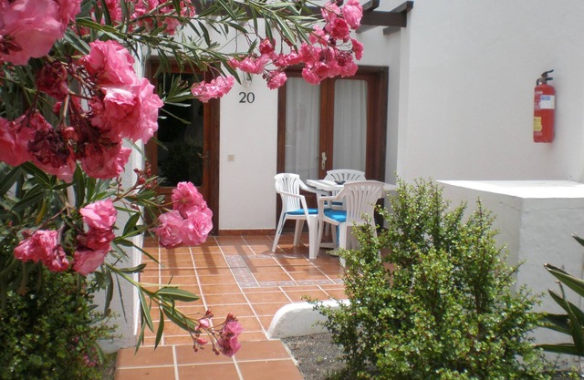 2 Bed Ground Floor in small complex and close to all amenities 1 minute seafront