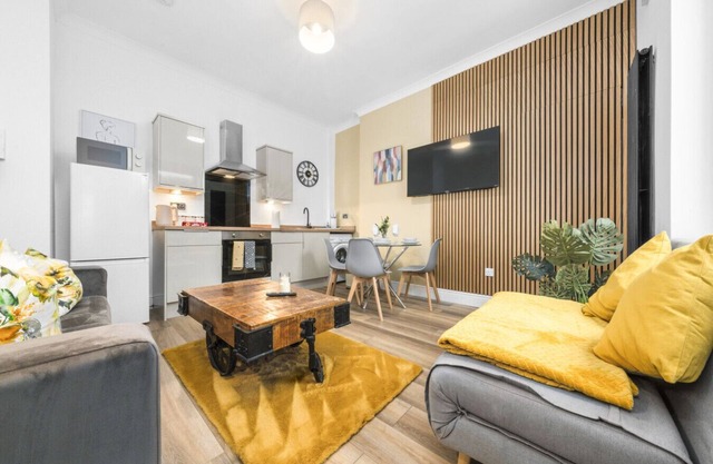 2 Bed Home with Parking Sleeps 4