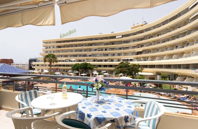 2 Bed Hotel Apt. Sleeps 3/4, Five minutes walk to Beach, Shops & Restaurants