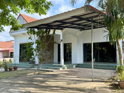 2-bed house near beach w/aircon
