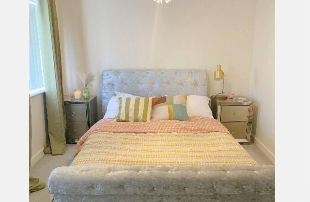 2 Bed House - Sleeps 4 - Parking - Wifi