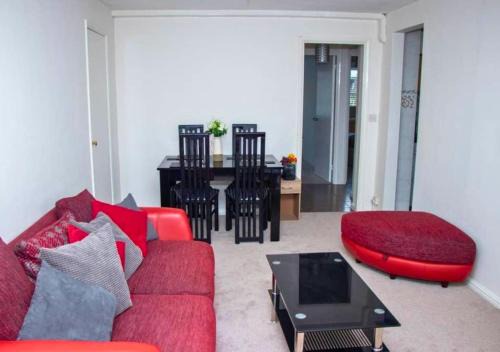 2-Bed Sleeps 4 Comfy For Contractors With Free Parking in Crawley near Gatwick Manor Royal Refurbished