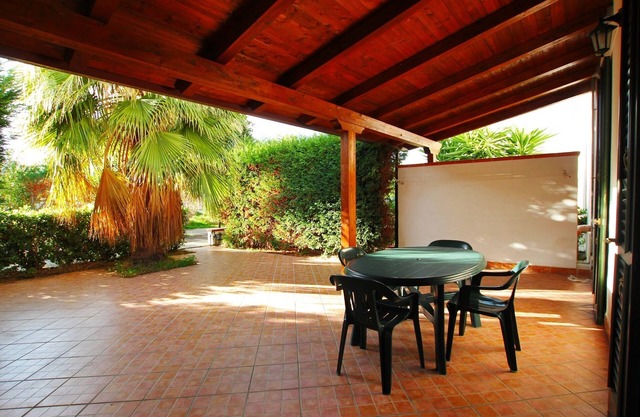 2 Bedrooms Modern Apartments by the SEA, Wi-Fi, A/C, Terrace, Pool available