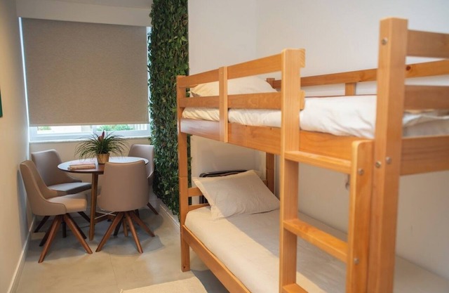 2-Bedroom Ipanema Apt, 5 Min to Beach, Wi-Fi, Christ View, Sleeps 4+2, Quiet