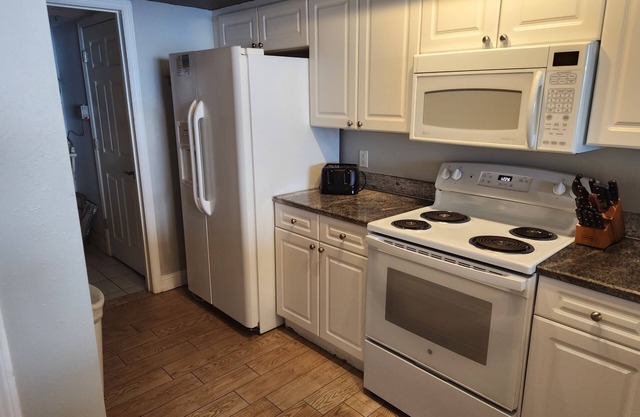 2 bedroom 2 bathroom Condo Emerald beach 2430nFree" 2 Beach chairs & 1 umbrella!