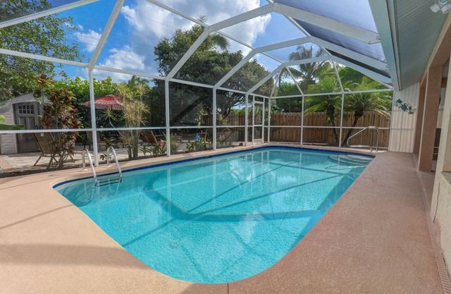 2 Bedroom 2 Bath With Heated Pool. Blocks From The Beach!