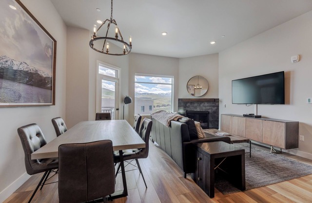 2 Bedroom/2 Bathroom Condo with Pool, hot tub, sauna/steam and Views!