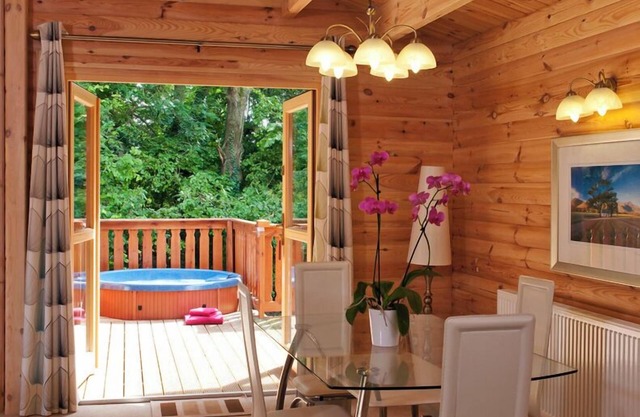 2 bedroom,5 star, award winning log cabin with luxurious hot tub (sleeps 4)