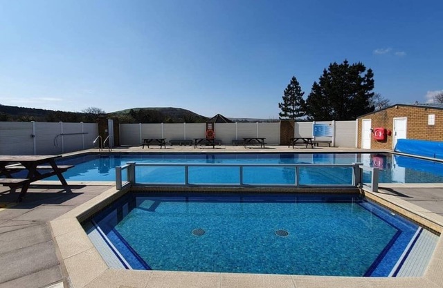 2 bedroom accommodation in Swansea