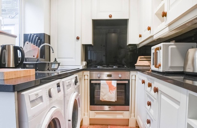 2 bedroom accommodation in Luddendenfoot, near Halifax