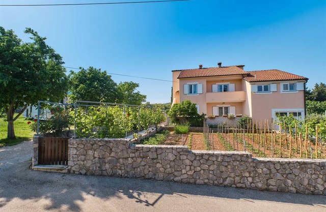 2-Bedroom Apartment, 5-Guest Capacity with Private Parking