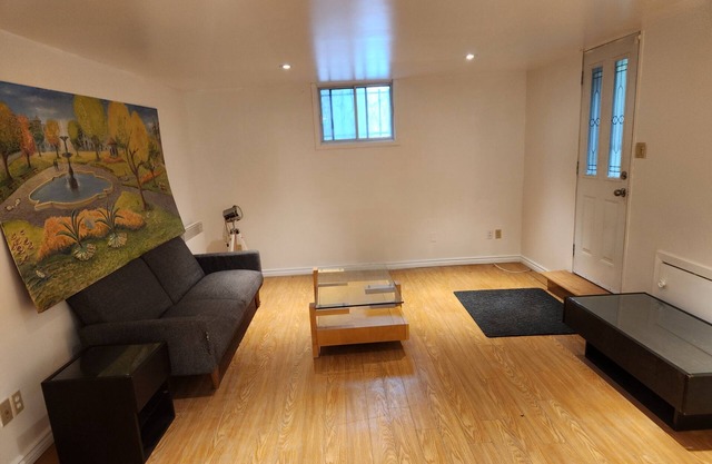 2 bedroom apartment at the heart of Montreal. Minimum stay 31 days