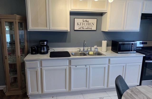 2-bedroom apartment in charming Pensacola with AC, WiFi. Start your vacation now
