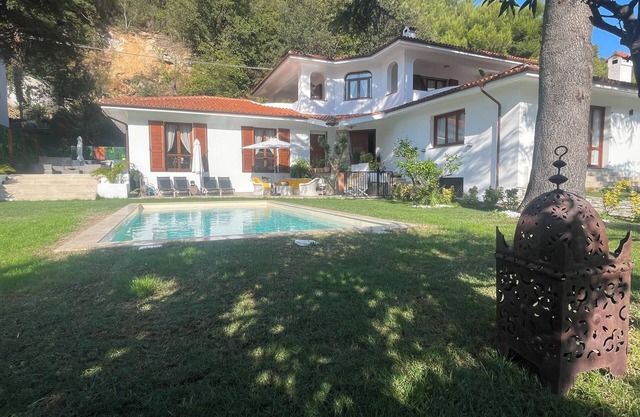 2 bedroom apartment with private pool, tennis & padel, near the sea