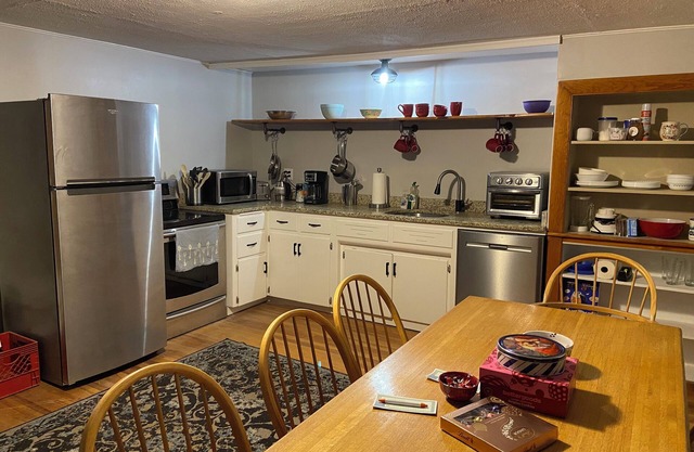 2-bedroom apartment with WiFi in charming Cavendish 6 miles from Okemo Ski Area