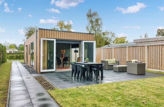 2 bedroom awesome home in Heinkenszand