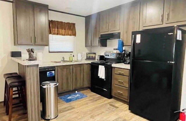 2 bedroom cabin near the Lake with private hottub.