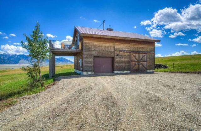 2-bedroom cabin with views of the Madison River!