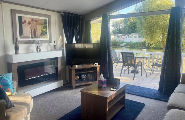 2 Bedroom Caravan - Lakeside, Wifi, Parking