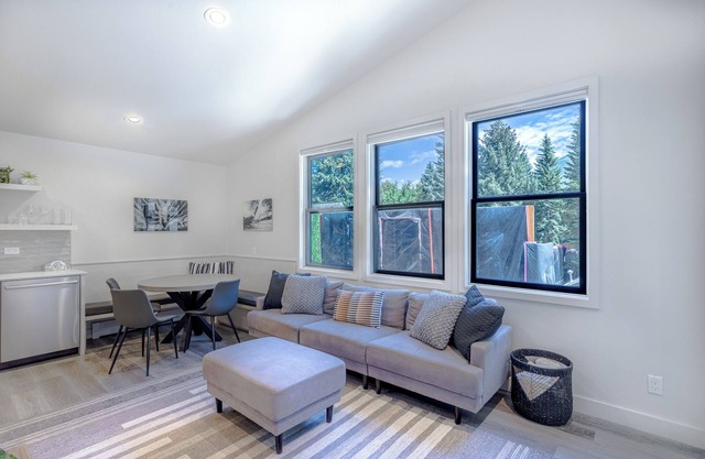 2-Bedroom Condo in the Heart of Aspen. Blocks to Lifts, Shops, and Food.