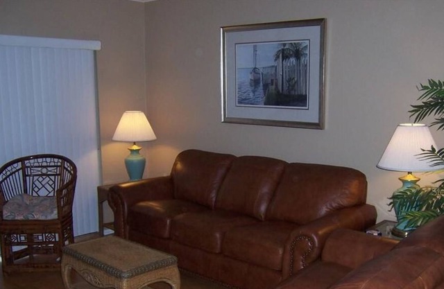 2 Bedroom Condo L-93741 by Houzlet