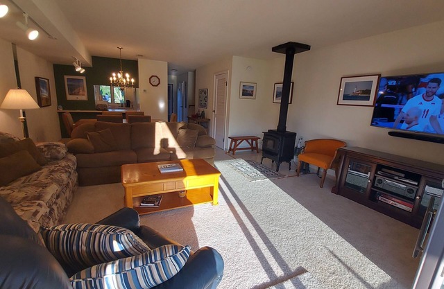 2 Bedroom family condo, outside pool, 2 miles to Lake MI