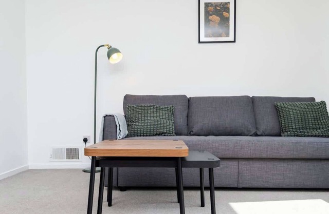 2 Bedroom Flat - Free Parking