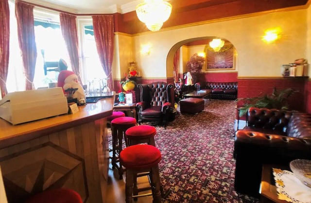 2 Bedroom Flat with B/fast & Parking, near Theatrenn