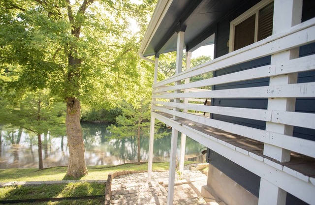 2 Bedroom Getaway with a Riverside Deck