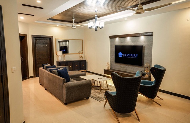 2 Bedroom Ground Unit w/Home Office by Homrise