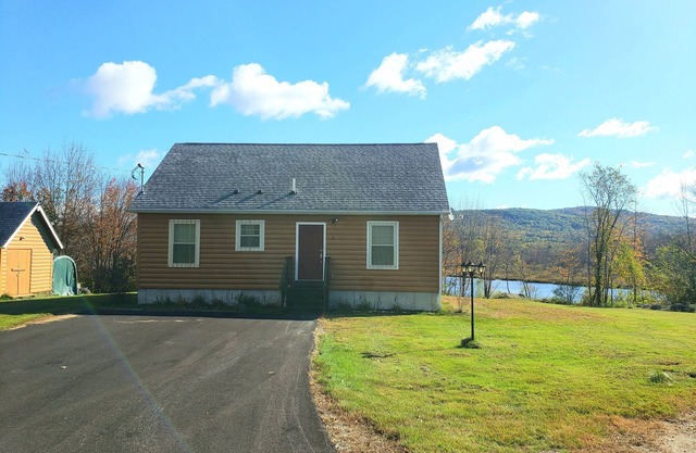 2-bedroom Home on the shore of Moose Pond, West Paris. Maine with WiFi, AC