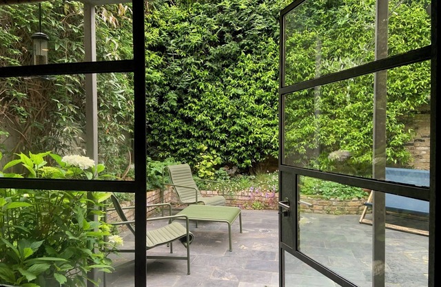 2-bedroom house with balcony & garden access