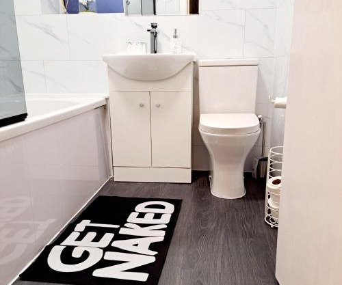 2 Bedroom House in Leeds - Sleeps 5 WiFi Parking