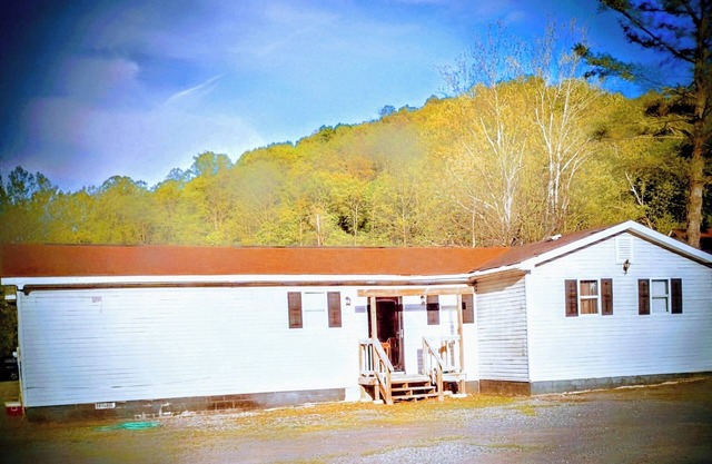 2-bedroom house with AC in Oak Hill wifi and pet friendly