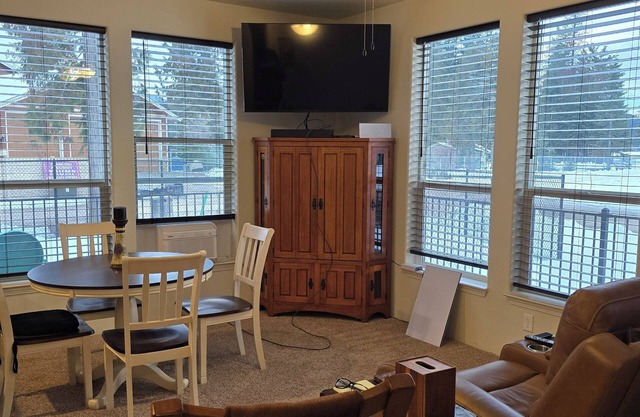 2-bedroom house with cute bunkhouse 50 yards from boat ramp on Priest Lake