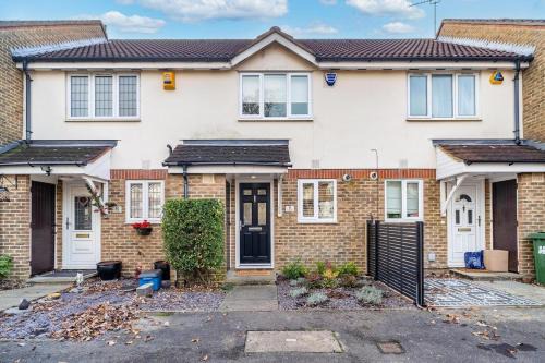 2 bedroom house with parking in Borehamwood