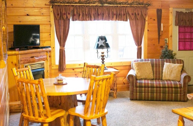 2 Bedroom Lodge Suite with Kitchen, Fireplace, and Jacuzzi Tub