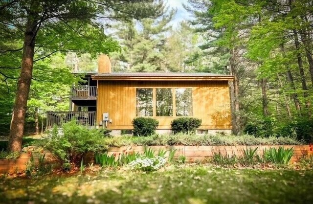 2 bedroom + loft near Lake Leelanau. Fire pit, W/D, WIFI