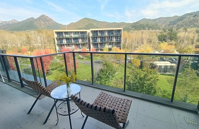 2-Bedroom Loft - Onsen, creek, playground (2-hour drive from Beijing)