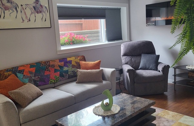 2-bedroom lower suite. 10 mins to downtown, Calgary Zoo, Saddledome & Max Bell