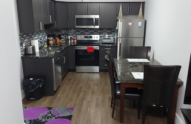 2-bedroom Luxury Private Legal Basement Suite with Private Entrance