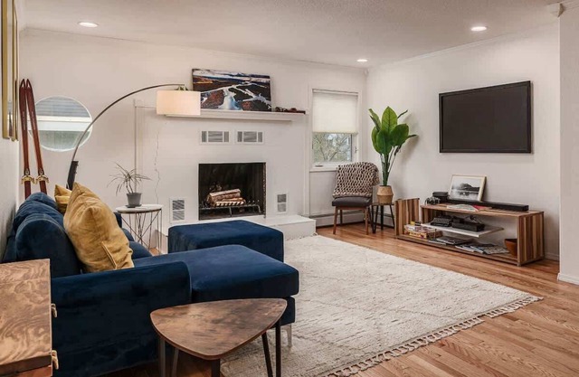 2 Bedroom Modern Condo in Heart of Downtown