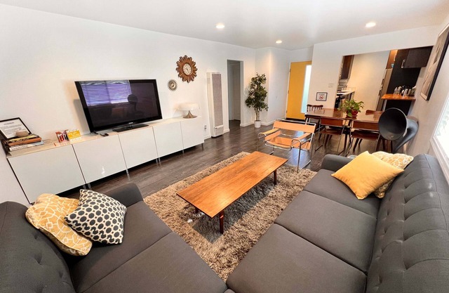 2 Bedroom Newly Remodeled Comfy Modern Apartment